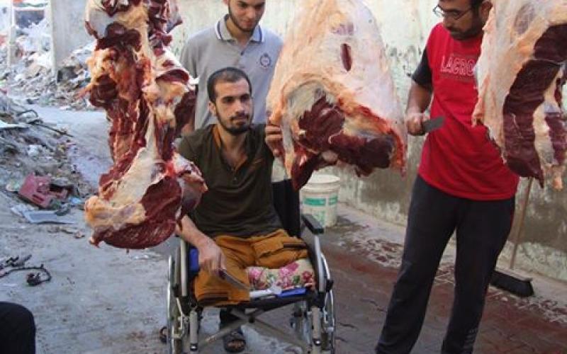 صور: الجريح أبو جزر أثناء تقطيع أضحيته