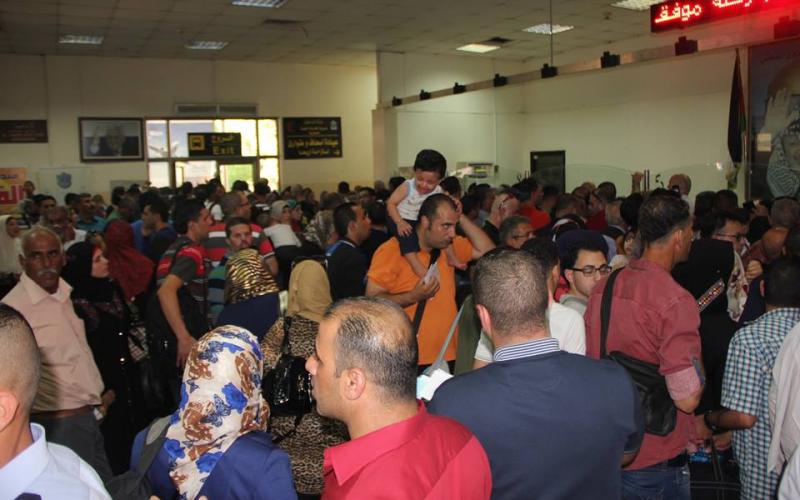 صور: أزمة خانقة بمعبر الكرامة