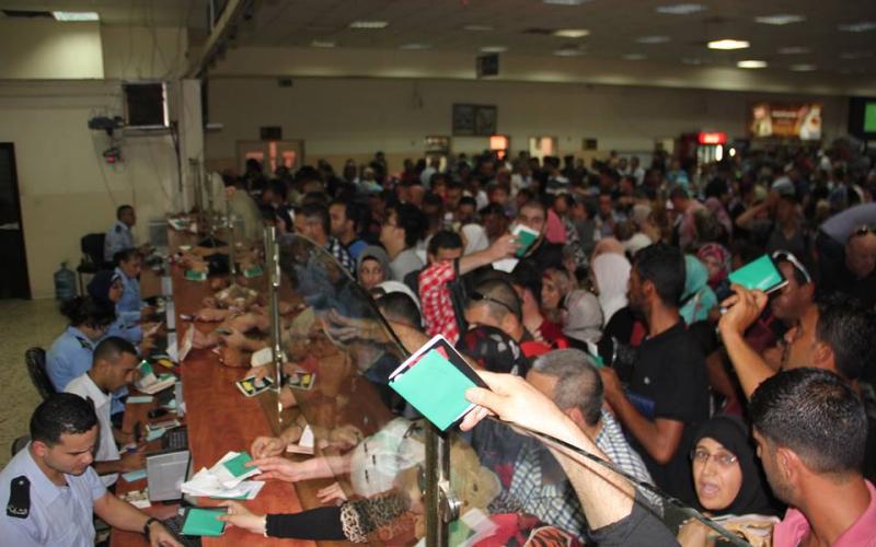 صور: أزمة خانقة بمعبر الكرامة