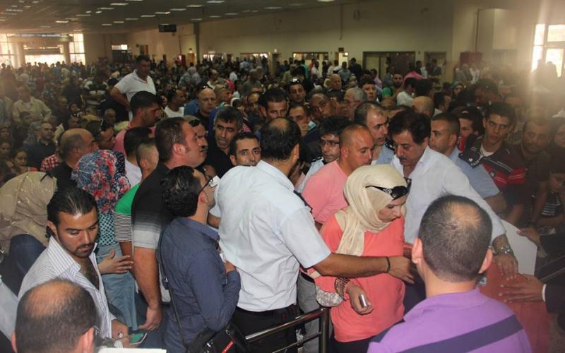 صور: أزمة خانقة بمعبر الكرامة