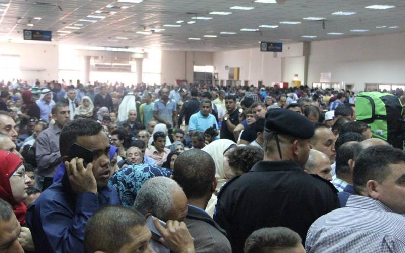 صور: أزمة خانقة بمعبر الكرامة