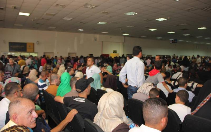 صور: أزمة خانقة بمعبر الكرامة