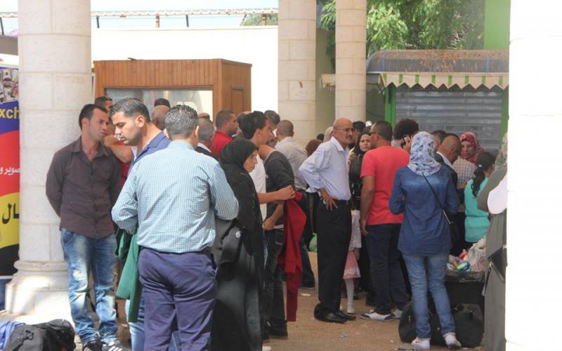 صور: أزمة خانقة بمعبر الكرامة