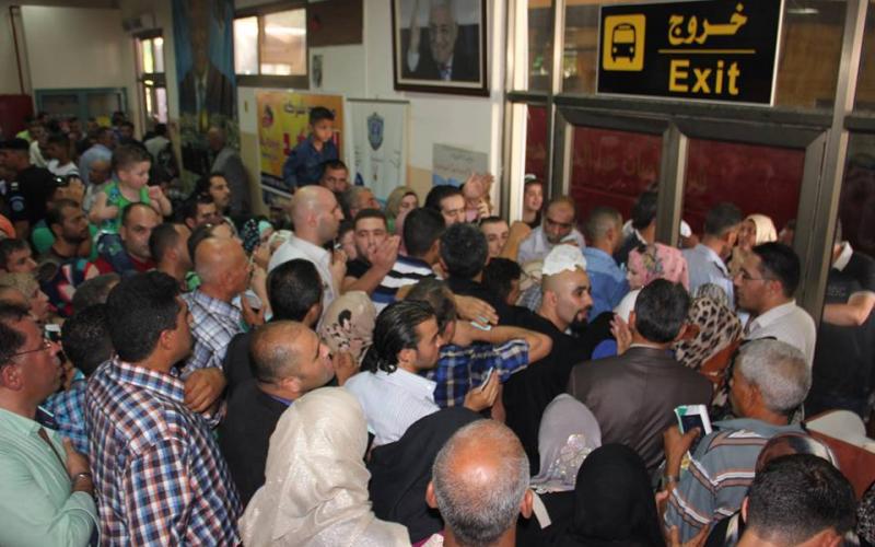 صور: أزمة خانقة بمعبر الكرامة