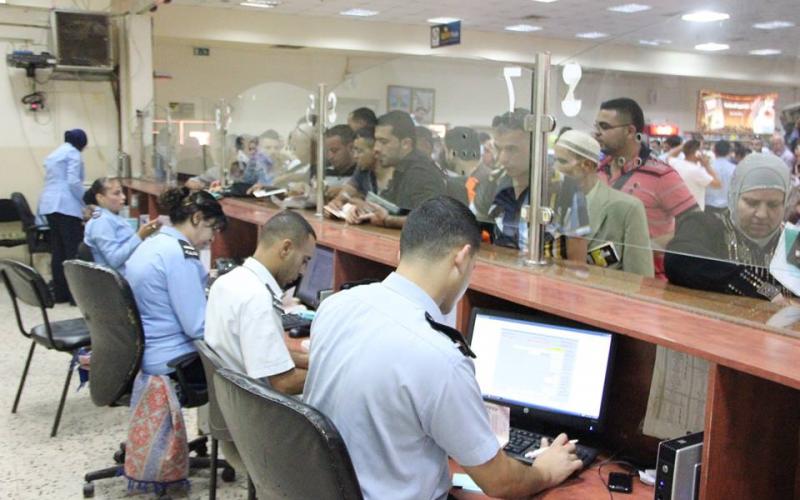 صور: أزمة خانقة بمعبر الكرامة