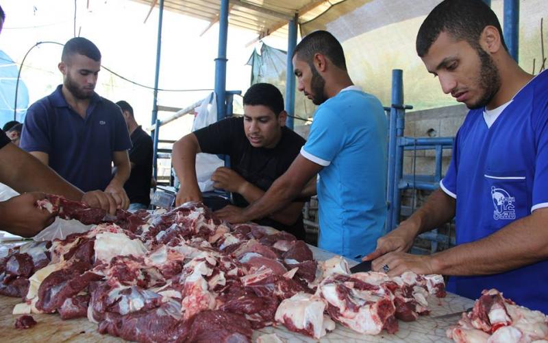 بالصور: "حماس" توزع 47 طناً من اللحوم بالوسطى