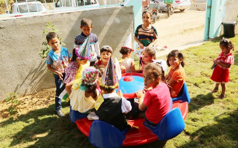 بالصور: "العُمانية" تفتتح روضة عُمان بخانيونس