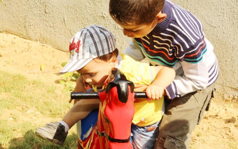 بالصور: "العُمانية" تفتتح روضة عُمان بخانيونس