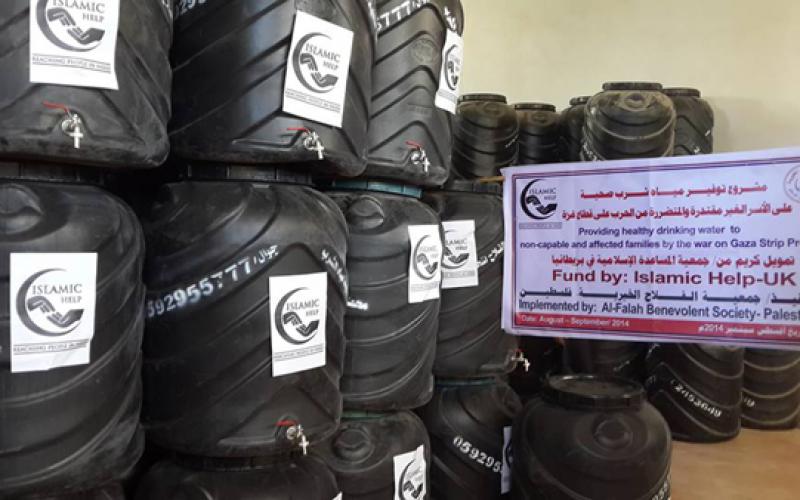 صور: "الفلاح" توزع مياه الشرب على الأسر المتضررة