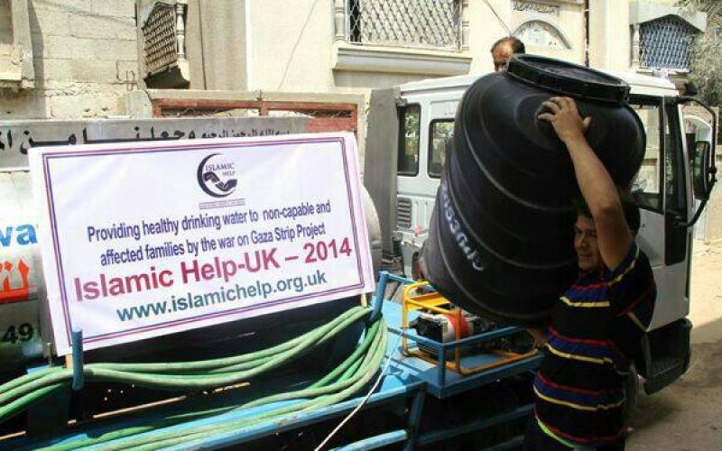 صور: "الفلاح" توزع مياه الشرب على الأسر المتضررة