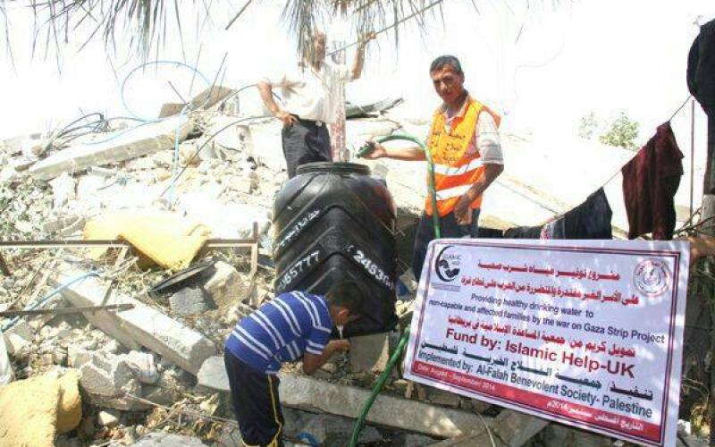 صور: "الفلاح" توزع مياه الشرب على الأسر المتضررة