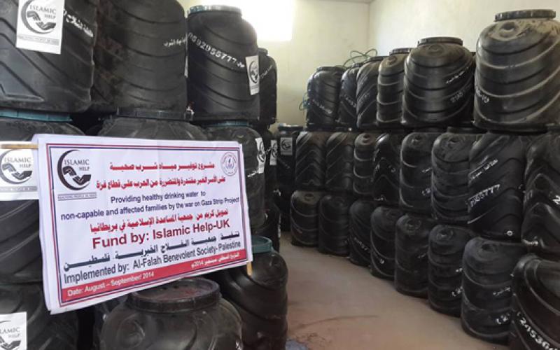 صور: "الفلاح" توزع مياه الشرب على الأسر المتضررة
