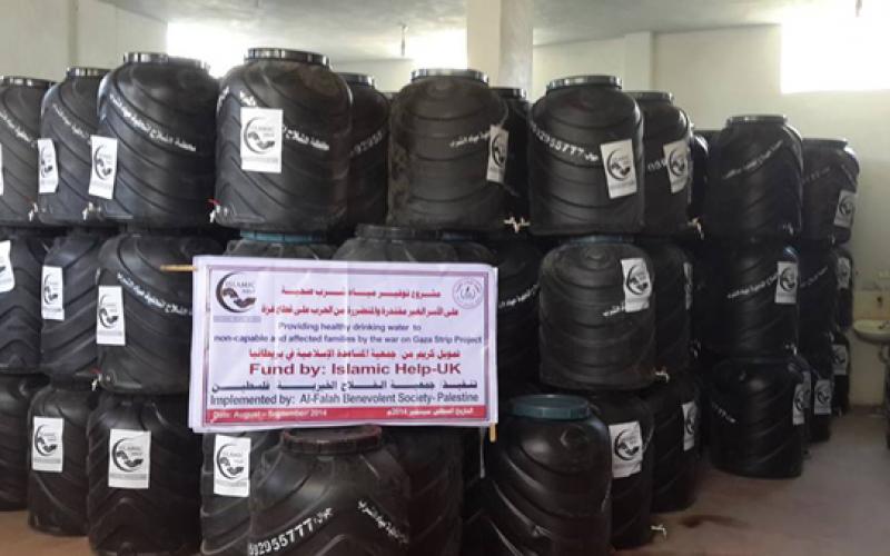 صور: "الفلاح" توزع مياه الشرب على الأسر المتضررة