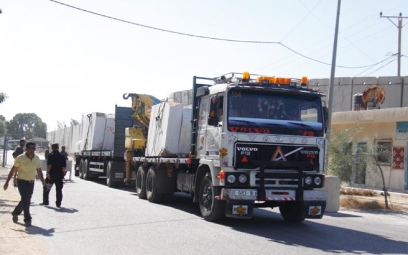 بالصور: الاحتلال يدخل 490 طن أسمنت