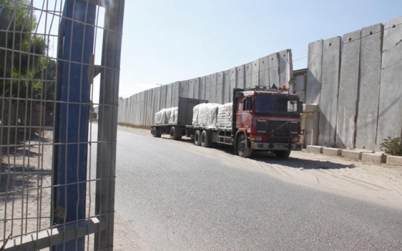 بالصور: الاحتلال يدخل 490 طن أسمنت