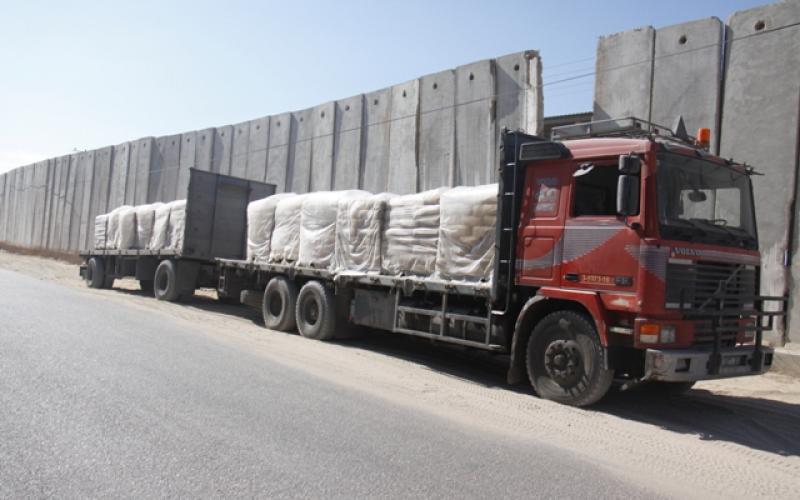 بالصور: الاحتلال يدخل 490 طن أسمنت