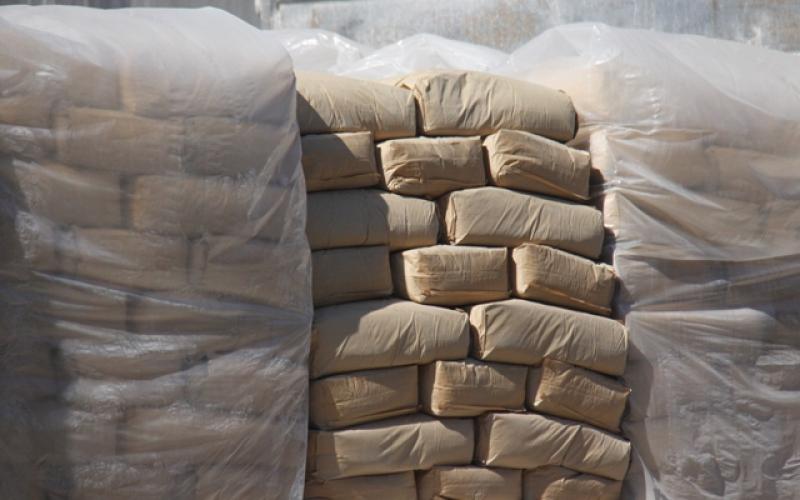 بالصور: الاحتلال يدخل 490 طن أسمنت