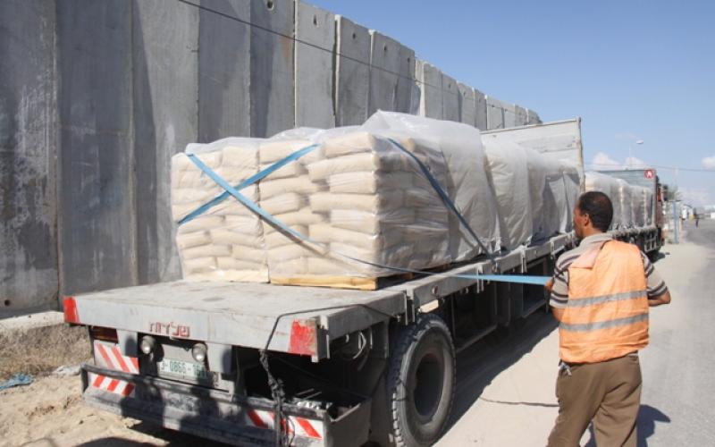 بالصور: الاحتلال يدخل 490 طن أسمنت
