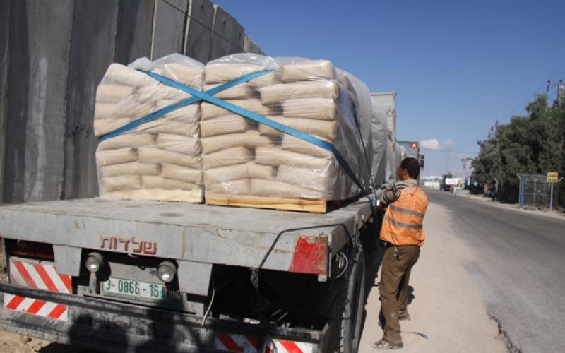 بالصور: الاحتلال يدخل 490 طن أسمنت