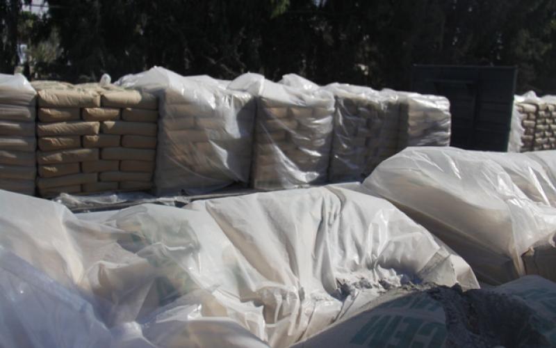 بالصور: الاحتلال يدخل 490 طن أسمنت