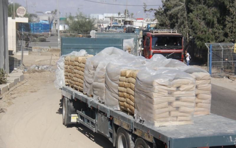 بالصور: الاحتلال يدخل 490 طن أسمنت