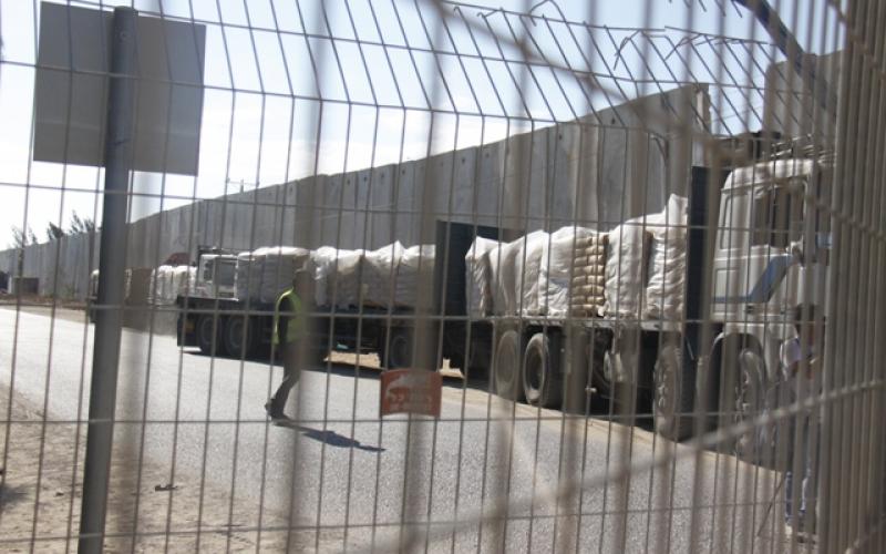 بالصور: الاحتلال يدخل 490 طن أسمنت