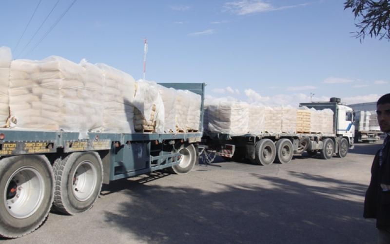 بالصور: الاحتلال يدخل 490 طن أسمنت