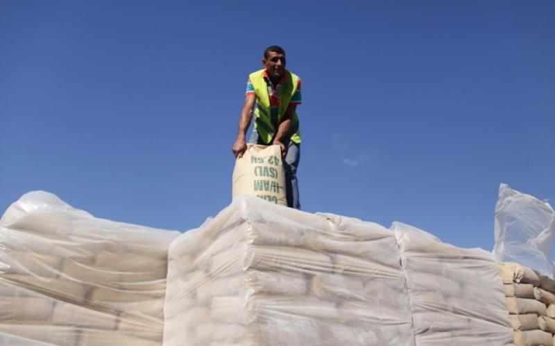 بالصور: الاحتلال يدخل 490 طن أسمنت