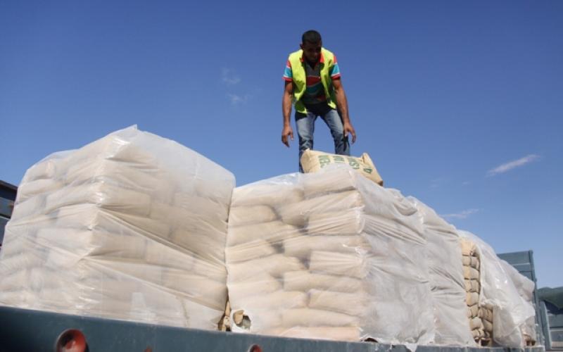 بالصور: الاحتلال يدخل 490 طن أسمنت