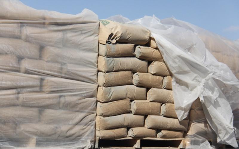 بالصور: الاحتلال يدخل 490 طن أسمنت