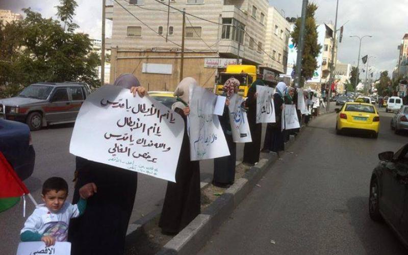 صور: الكتلة في الخليل تنظم وقفة تضامنية مع الأقصى