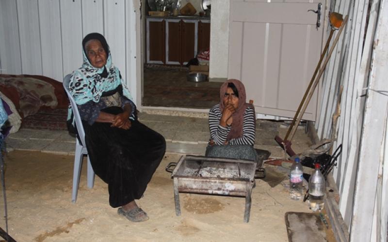 صور: مياه الأمطار تغمر سكان الكرافانات في خزاعة