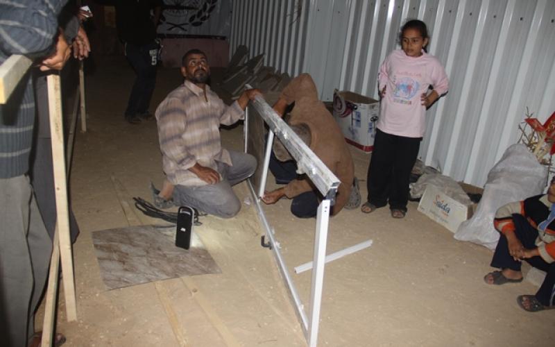 صور: مياه الأمطار تغمر سكان الكرافانات في خزاعة