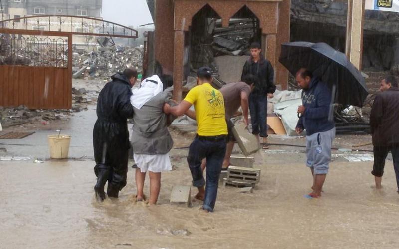 صور: غرق "حي الكرفانات" في خزاعة