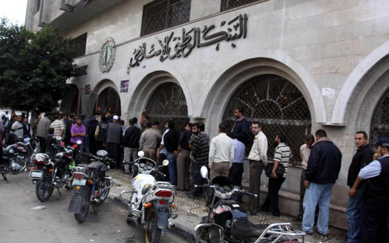 (صور) البنوك في غزة تزدحم بالموظفين
