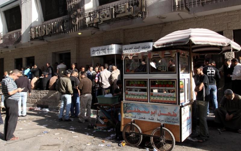 (صور) البنوك في غزة تزدحم بالموظفين
