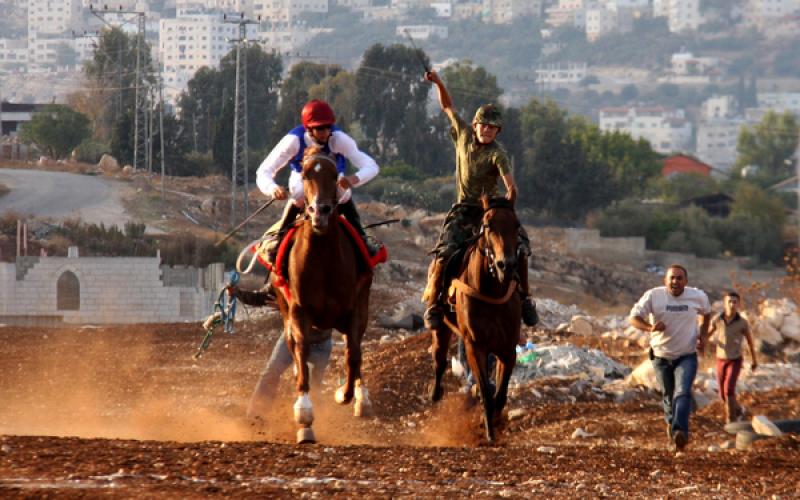 صور.. فلسطينيون يمارسون رياضة ركوب الخيل