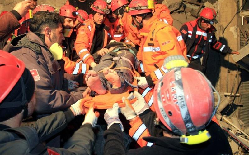بالصور.. قتلى ومنكوبين في زلزال آخر لتركيا