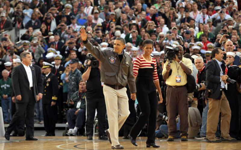 بالصور.. أوباما على ظهر السفينة التي ألقي منها بن لادن