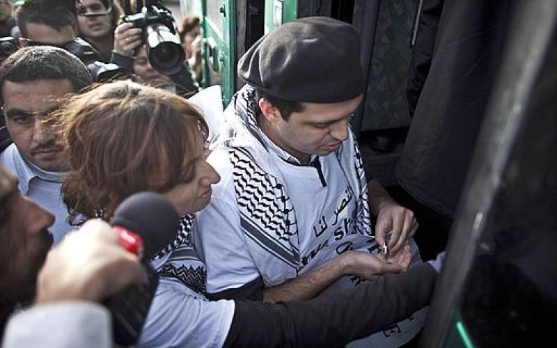 بالصور..الاحتلال يعتقل "ركاب الحرية" من الباصات الصهيونية