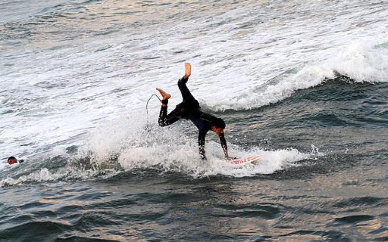 صور ..رياضة ركوب الأمواج بغزة