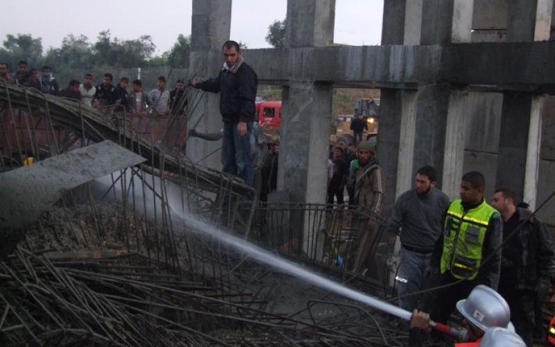 صور ..انقاذ عمال من انهيار جسر وسط القطاع