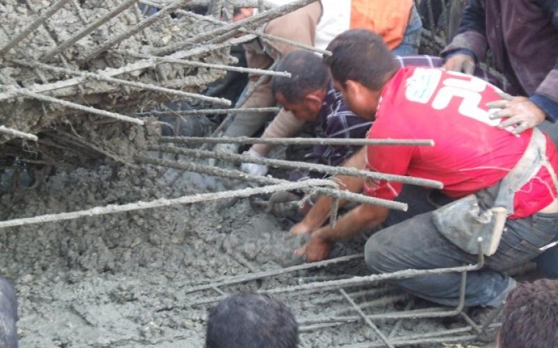 صور ..انقاذ عمال من انهيار جسر وسط القطاع