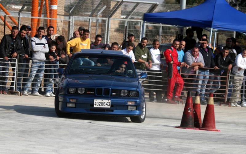 صور.. سباق سيارات فلسطيني أردني في أريحا