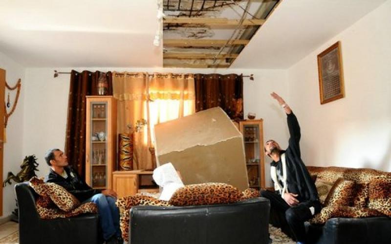 اصابة بانهيار سقف صالون منزل بحيفا(صور)