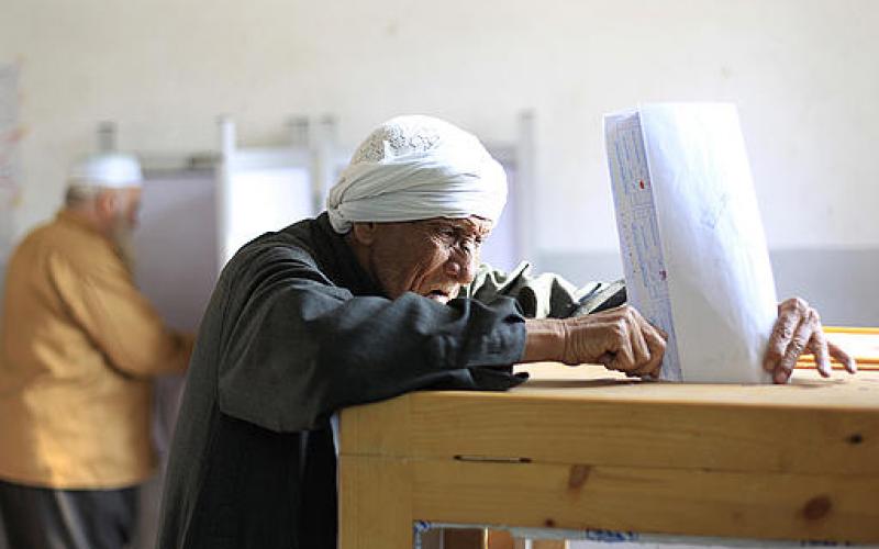 صور.. حضور بارز لكبار السن بانتخابات مصر