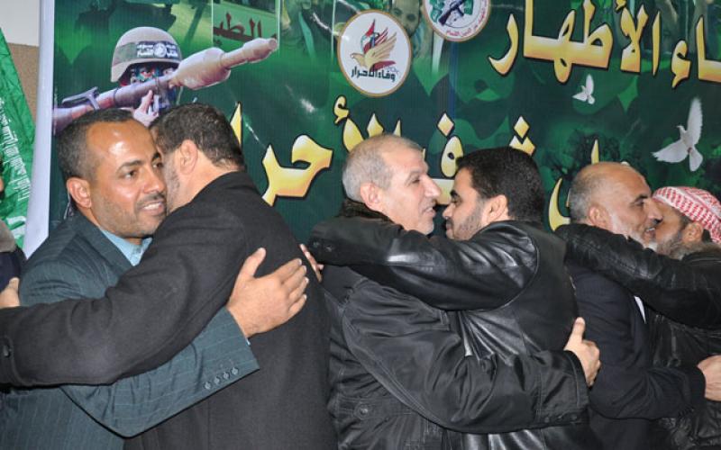 حماس تكرم الأسرى المحررين بالزوايدة‏ (صور)