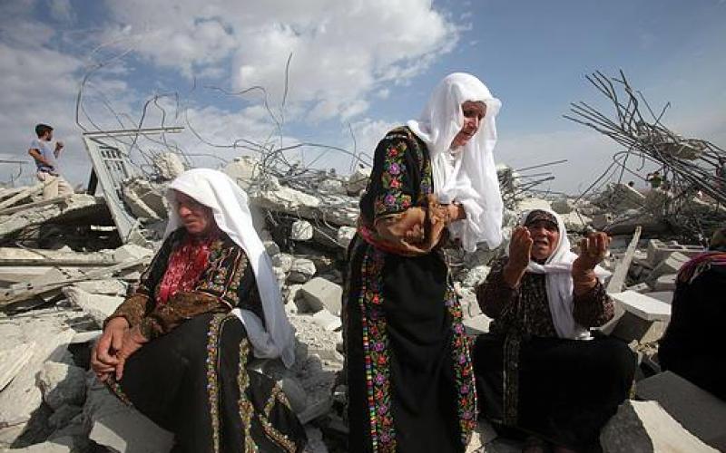 بالصور..الاحتلال يهدم منزلاً وحظيرة بالخليل