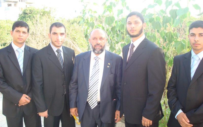 بالصور.. الحاج ماهر.. ولدان شهيدان وبيت مدمر