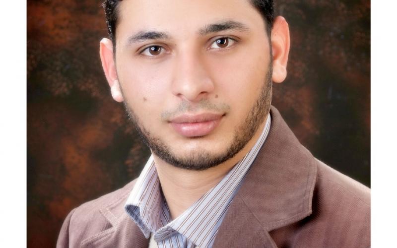بالصور.. الحاج ماهر.. ولدان شهيدان وبيت مدمر